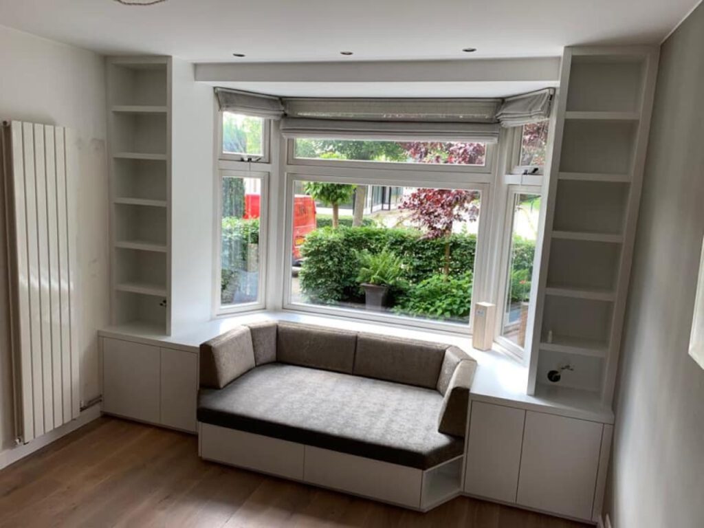 Erkenkast met bank